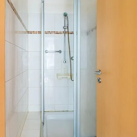 Ein Im 3-raum-apartment In Mit Gemeinschaftskueche Und -bad
