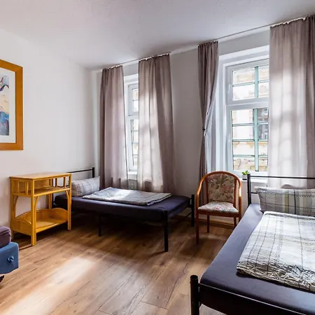 Ein Im 3-raum-apartment In Mit Gemeinschaftskueche Und -bad Kwatera prywatna