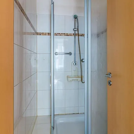 Ein Im 3-raum-apartment In Mit Gemeinschaftskueche Und -bad *
