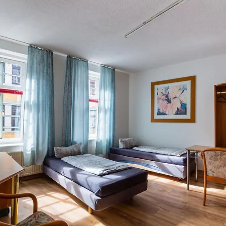 Ein Im 3-raum-apartment In Mit Gemeinschaftskueche Und -bad *